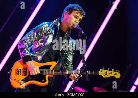 Brighton, Royaume-Uni. Royal Blood joue un concert pour hommes le mercredi 15 septembre 2021 au Brighton Centre, Brighton. Groupe local (de Worthing) Royal Blood se compose du guitariste et chanteur Mike Kerr avec le batteur Ben Thatcher. Photo par crédit : Julie Edwards/Alamy Live News Banque D'Images