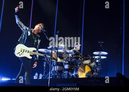 Brighton, Royaume-Uni. Royal Blood joue un concert pour hommes le mercredi 15 septembre 2021 au Brighton Centre, Brighton. Groupe local (de Worthing) Royal Blood se compose du guitariste et chanteur Mike Kerr avec le batteur Ben Thatcher. Photo par crédit : Julie Edwards/Alamy Live News Banque D'Images