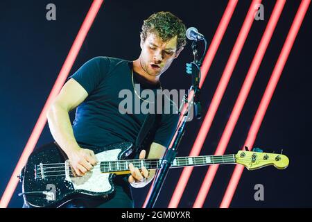 Brighton, Royaume-Uni. Royal Blood joue un concert pour hommes le mercredi 15 septembre 2021 au Brighton Centre, Brighton. Groupe local (de Worthing) Royal Blood se compose du guitariste et chanteur Mike Kerr avec le batteur Ben Thatcher. Photo par crédit : Julie Edwards/Alamy Live News Banque D'Images