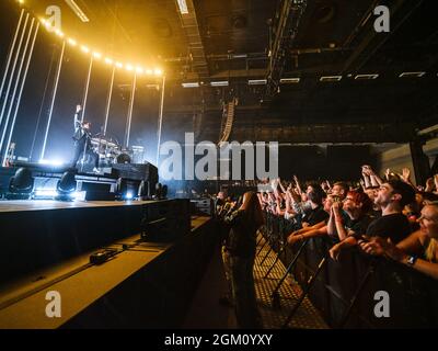 Brighton, Royaume-Uni. Royal Blood joue un concert pour hommes le mercredi 15 septembre 2021 au Brighton Centre, Brighton. Groupe local (de Worthing) Royal Blood se compose du guitariste et chanteur Mike Kerr avec le batteur Ben Thatcher. Photo par crédit : Julie Edwards/Alamy Live News Banque D'Images