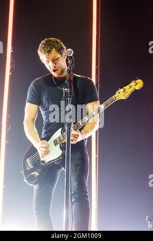 Brighton, Royaume-Uni. Royal Blood joue un concert pour hommes le mercredi 15 septembre 2021 au Brighton Centre, Brighton. Groupe local (de Worthing) Royal Blood se compose du guitariste et chanteur Mike Kerr avec le batteur Ben Thatcher. Photo par crédit : Julie Edwards/Alamy Live News Banque D'Images