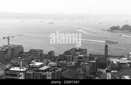 Istanbul, Turquie - 1er juillet 2016 : paysage urbain d'Istanbul avec des navires à Bosporus, photo en noir et blanc Banque D'Images