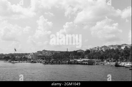 Istanbul, Turquie - 30 juin 2016 : vue sur le port d'Avcilar, quartier de la ville d'Istanbul, photo en noir et blanc Banque D'Images