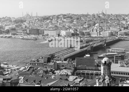 Istanbul, Turquie - 1er juillet 2016 : vue aérienne d'Istanbul avec pont au-dessus de la Corne d'Or, photo en noir et blanc Banque D'Images