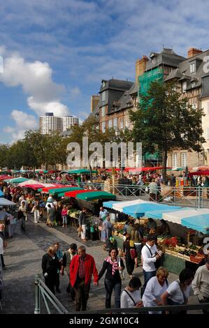 FRANCE.BRETAGNE.ILE ET VILAINE (35) RENNES.LE MARCHÉ PLACE DES GLACES.(PHOTO NON DISPONIBLE POUR LE CALENDRIER OU LA CARTE POSTALE) Banque D'Images