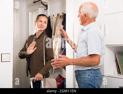 Père dit au revoir à sa fille dans le couloir de l'appartement Banque D'Images