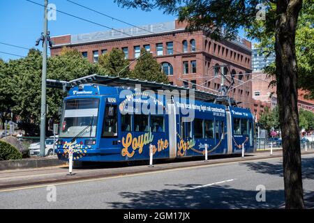 Tacoma, WA USA - vers août 2021: Vue sur la rue d'un bus électrique Sound Transit dans le centre-ville. Banque D'Images