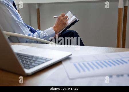 Concept de travail de bureau un employé de bureau utilisant une idée pour résumer l'information et de créer une écriture de cartographie d'esprit sur le papier. Banque D'Images