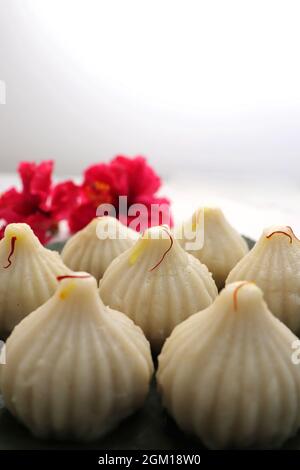 Modak vapeur ou ukdiche.C'est un plat sucré traditionnel composé de noix de coco, de jaggery et de fruits secs farcis à l'intérieur de la pâte de riz.Offert à Lord Ganesha Banque D'Images