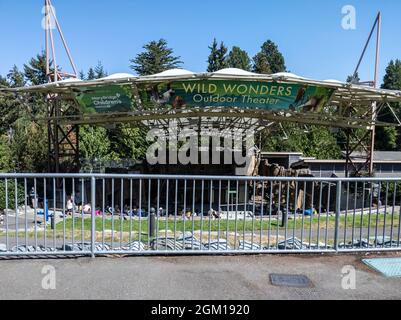 Tacoma, WA USA - vers août 2021 : vue sur le théâtre en plein air Wild Wonders au zoo de point Defiance avant le début du spectacle Banque D'Images