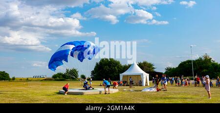 Parachutiste il ralentit pour un atterrissage précis sur la cible. Parachutisme, glisse, saut en parachute. Banque D'Images