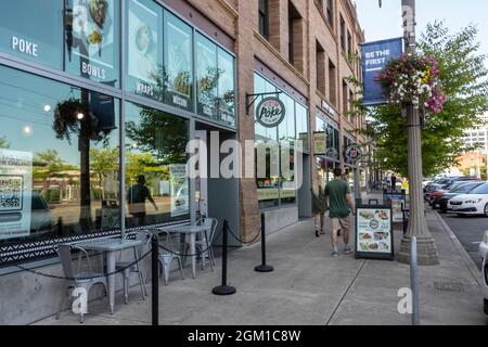 Tacoma, WA USA - vers août 2021 : vue sur la rue d'un Sam Choy's Poke au restaurant Max dans le centre-ville de Tacoma. Banque D'Images