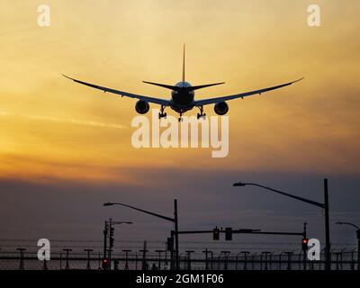 Richmond, Colombie-Britannique, Canada. 13 septembre 2021. Un Boeing 787-9 de WestJet Airlines Dreamliner (C-GMKS) atterrit au coucher du soleil, à l'aéroport international de Vancouver. (Image de crédit : © Bayne Stanley/ZUMA Press Wire) Banque D'Images