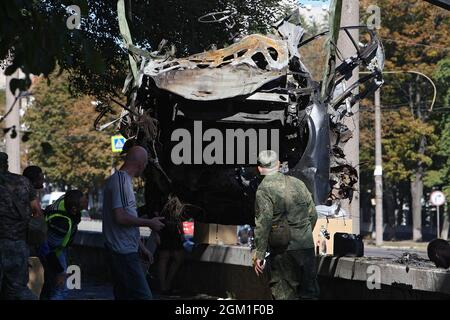 Non exclusif: DNIPRO, UKRAINE - 15 SEPTEMBRE 2021 - Un camion de remorquage prend la voiture qui a fait naufrage dans l'explosion sur l'avenue Bohdana Khmelnytskoho, Dnipro, Banque D'Images