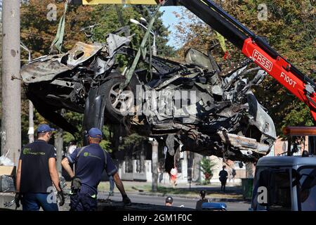 Non exclusif: DNIPRO, UKRAINE - 15 SEPTEMBRE 2021 - Un camion de remorquage prend la voiture qui a fait naufrage dans l'explosion sur l'avenue Bohdana Khmelnytskoho, Dnipro, Banque D'Images