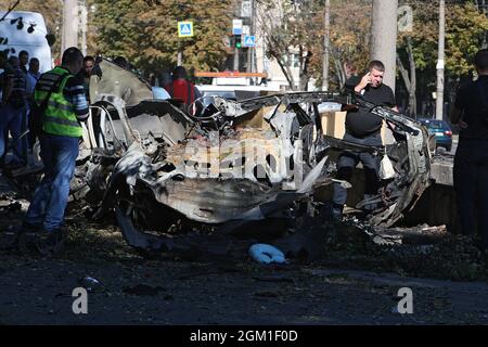 Non exclusif: DNIPRO, UKRAINE - 15 SEPTEMBRE 2021 - des experts examinent la scène de l'explosion de voitures sur l'avenue Bohdana Khmelnytskoho, Dnipro, centre Banque D'Images