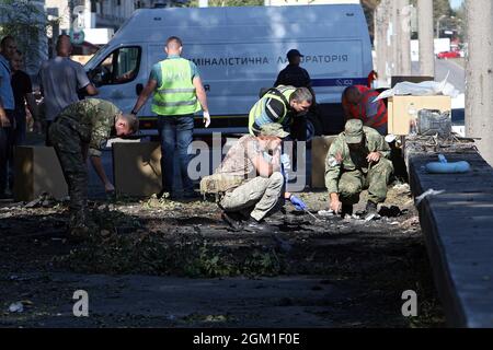 Non exclusif: DNIPRO, UKRAINE - 15 SEPTEMBRE 2021 - des experts examinent la scène de l'explosion de voitures sur l'avenue Bohdana Khmelnytskoho, Dnipro, centre Banque D'Images