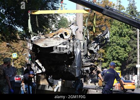 Non exclusif: DNIPRO, UKRAINE - 15 SEPTEMBRE 2021 - Un camion de remorquage prend la voiture qui a fait naufrage dans l'explosion sur l'avenue Bohdana Khmelnytskoho, Dnipro, Banque D'Images