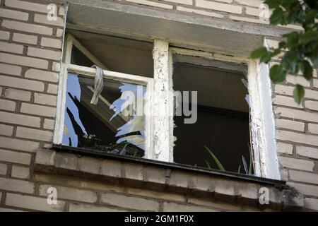 Non exclusif: DNIPRO, UKRAINE - 15 SEPTEMBRE 2021 - Une fenêtre écrasée est vue sur la scène de l'explosion de voitures sur l'avenue Bohdana Khmelnytskoho, Dnip Banque D'Images