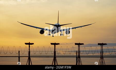 Richmond, Colombie-Britannique, Canada. 13 septembre 2021. Un Boeing 787-9 d'Air Canada débarque au coucher du soleil, à l'aéroport international de Vancouver. (Image de crédit : © Bayne Stanley/ZUMA Press Wire) Banque D'Images