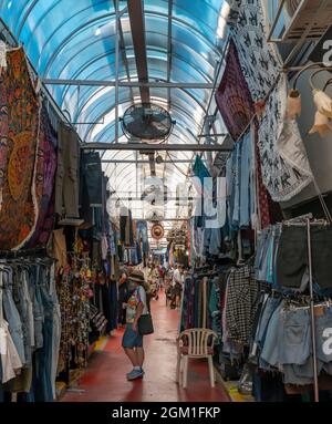 Jaffa, Israël - 20 août 2021: Une variété d'articles de seconde main et bon marché à vendre dans le marché aux puces de Jaffa. Banque D'Images