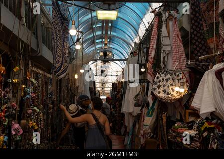 Jaffa, Israël - 20 août 2021: Une variété d'articles de seconde main et bon marché à vendre dans le marché aux puces de Jaffa. Banque D'Images