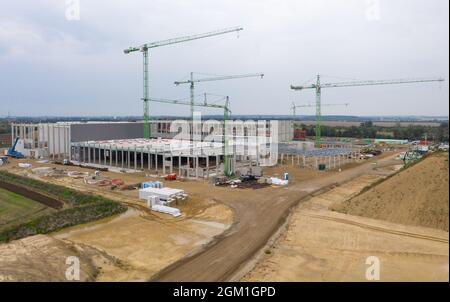 15 septembre 2021, Saxe, Leipzig: Des grues de construction sont sur le chantier de la nouvelle usine de production de Beiersdorf, fabricant de produits de consommation et de cosmétiques basé à Hambourg. Le même jour, la pierre d'assise du projet ·220 millions a été posée de façon cérémonieuse. À compter de la fin de 2022, 200 premiers employés fabriquera des déodorants et des produits capillaires. L'usine actuelle de Waldheim est donc sur le point de fermer et les employés vont déménager vers le nouveau site. Outre le nouveau site de production, un centre de distribution européen sera construit sur le site Leipzig-Seehausen Banque D'Images