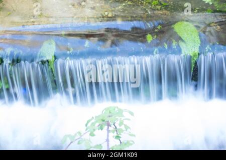 Petites chutes d'eau; chutes d'eau. Nature. Mousse générée par la cascade. Eau en mouvement. Banque D'Images