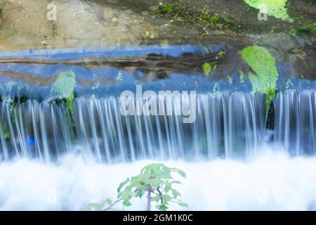Petites chutes d'eau; chutes d'eau. Nature. Mousse générée par la cascade. Eau en mouvement. Banque D'Images