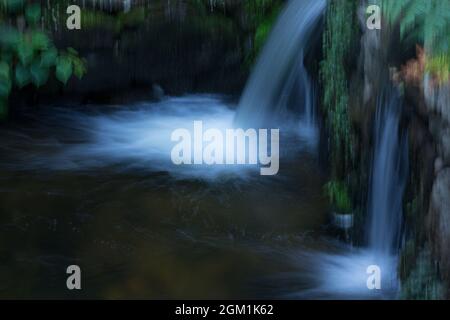 Petites chutes d'eau; chutes d'eau. Nature. Mousse générée par la cascade. Eau en mouvement. Banque D'Images