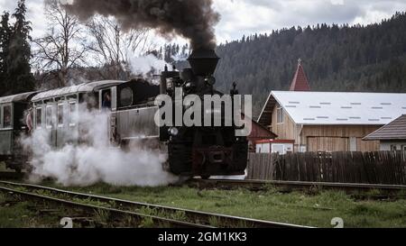 MOLDOVITA, ROUMANIE - 04 mai 2021 : un coup de feu vertical du vieux train à vapeur et chemin de fer de Mocania à Moldovita, Roumanie Banque D'Images