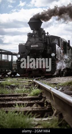 MOLDOVITA, ROUMANIE - 04 mai 2021 : un coup de feu vertical du vieux train à vapeur et chemin de fer de Mocania à Moldovita, Roumanie Banque D'Images