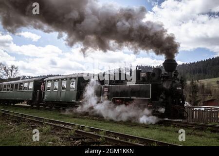 MOLDOVITA, ROUMANIE - 04 mai 2021 : un coup de feu vertical du vieux train à vapeur et chemin de fer de Mocania à Moldovita, Roumanie Banque D'Images