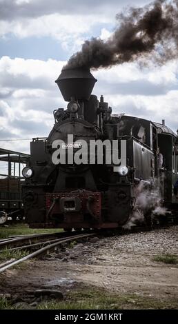 MOLDOVITA, ROUMANIE - 04 mai 2021 : un coup de feu vertical du vieux train à vapeur et chemin de fer de Mocania à Moldovita, Roumanie Banque D'Images