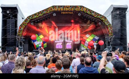 Les gens apprécient le DJ Sara Cox au Cambridge Club Festival 2021 à Childerley Orchard, le 12 septembre 2021, à Cambridge, en Angleterre Banque D'Images