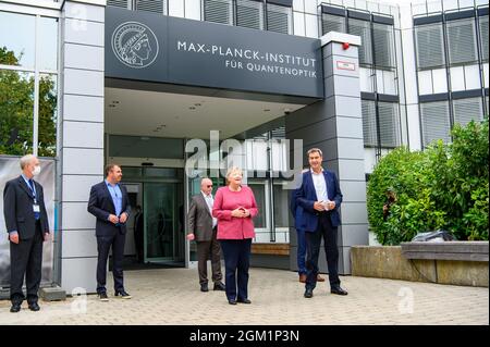 Muenchen, Allemagne. 15 septembre 2021. Bayerns Ministerpraesident Dr. Markus Soeder ( CSU ) und Bundeskanzlerin Angela Merkel ( CDU ) besuchen am 15.9.2021 in München das Munich Quantum Valley der MPG. La chancelière allemande Angela Merkel (CDU) et le ministre de l'ovaire, président et chef du CSU Markus Soeder, ont visité le Max-Planck-Intitute pour l'optique quantique à Munich, en Allemagne, le 15 septembre 2021. (Photo par Alexander Pohl/Sipa USA) crédit: SIPA USA/Alay Live News Banque D'Images