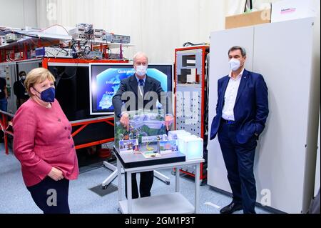 Muenchen, Allemagne. 15 septembre 2021. Bayerns Ministerpraesident Dr. Markus Soeder ( CSU ) und Bundeskanzlerin Angela Merkel ( CDU ) besuchen am 15.9.2021 in München das Munich Quantum Valley der MPG. La chancelière allemande Angela Merkel (CDU) et le ministre de l'ovaire, président et chef du CSU Markus Soeder, ont visité le Max-Planck-Intitute pour l'optique quantique à Munich, en Allemagne, le 15 septembre 2021. (Photo par Alexander Pohl/Sipa USA) crédit: SIPA USA/Alay Live News Banque D'Images