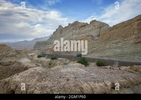 Autoroute côtière de Makran le long de la côte de la mer d'Arabie du Pakistan, de Karachi à Gwadar dans la province du Baloutchistan. Mise au point sélective Banque D'Images