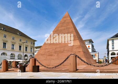 Karlsruhe, Allemagne - août 2021 : pyramide sur la place du marché construite sur la voûte du fondateur de la ville, Karl Wilhelm Banque D'Images