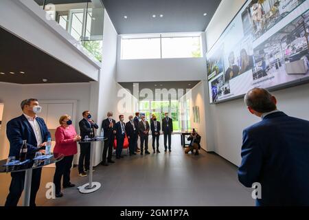 Muenchen, Allemagne. 15 septembre 2021. Bayerns Ministerpraesident Dr. Markus Soeder ( CSU ) und Bundeskanzlerin Angela Merkel ( CDU ) besuchen am 15.9.2021 in München das Munich Quantum Valley der MPG. La chancelière allemande Angela Merkel (CDU) et le ministre de l'ovaire, président et chef du CSU Markus Soeder, ont visité le Max-Planck-Intitute pour l'optique quantique à Munich, en Allemagne, le 15 septembre 2021. (Photo par Alexander Pohl/Sipa USA) crédit: SIPA USA/Alay Live News Banque D'Images