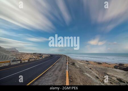 Autoroute côtière de Makran le long de la côte de la mer d'Arabie du Pakistan, de Karachi à Gwadar dans la province du Baloutchistan. Mise au point sélective Banque D'Images