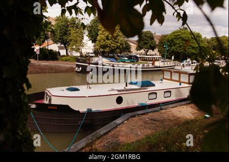 Péniche sur le Canal Latéral à la Garonne, Moissac, Tarn-et-Garonne, France Banque D'Images