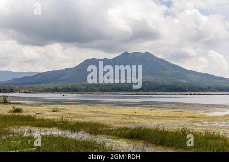 Vue sur le volcan Batur (Gunung Batur) et le lac Batur (Danau Batur). Kintamani, Bangli, Bali, Indonésie. Banque D'Images