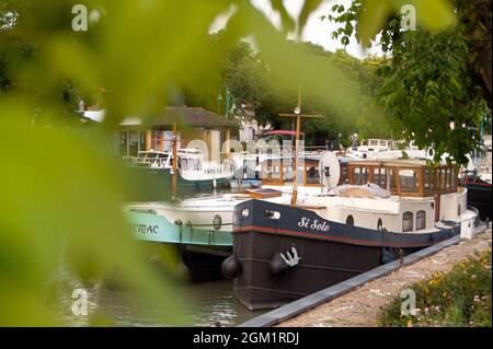 Péniche sur le Canal Latéral à la Garonne, Moissac, Tarn-et-Garonne, France Banque D'Images