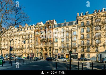 Paris, France - 8 mars 2021 : le magnifique bâtiment art nouveau Lavirotte sur l'avenue Rapp à Paris Banque D'Images