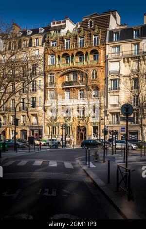 Paris, France - 8 mars 2021 : le magnifique bâtiment art nouveau Lavirotte sur l'avenue Rapp à Paris Banque D'Images