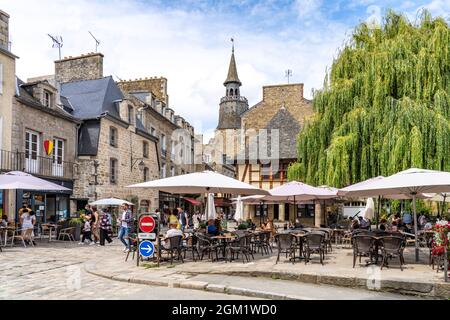 Restaurant und der Uhrturm Tour de l'horloge dans der historischen Altstadt von Dinan, Bretagne, Frankreich | restaurants et Tour de l'horloge de l'Ho Banque D'Images