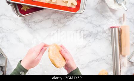 Pose plate. Étape par étape. Faire rouler la pâte à biscuits de sucre pour cuire des biscuits de Noël. Banque D'Images