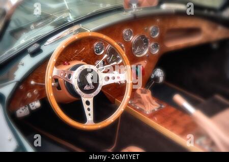 Ford Cobra Shelby 427, volant et tableau de bord du cabriolet américain à Schöningen, Allemagne, 12 septembre 2021 Banque D'Images