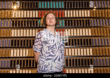 Edinburgh, Royaume-Uni. 16 septembre 2021 photo: De L à R Kate Grenyer, conservatrice des Dovecot Studios avec le tissage Jacquard: Exposition de plaques de couleurs. Dovecot, un studio de tapisserie de renommée mondiale, apporte en Écosse les travaux du designer textile japonais Sudō Reiko, avec une exposition innovante créée en partenariat avec le Centre for Heritage Art and textiles de Hong Kong et Japan House Londres. Crédit : Rich Dyson/Alay Live News Banque D'Images